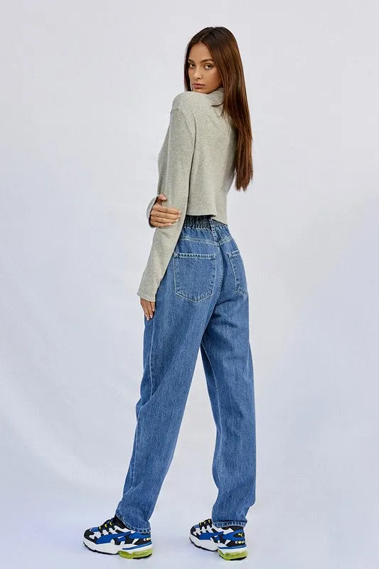 HIGH RISE PLEATED MOM JEANS