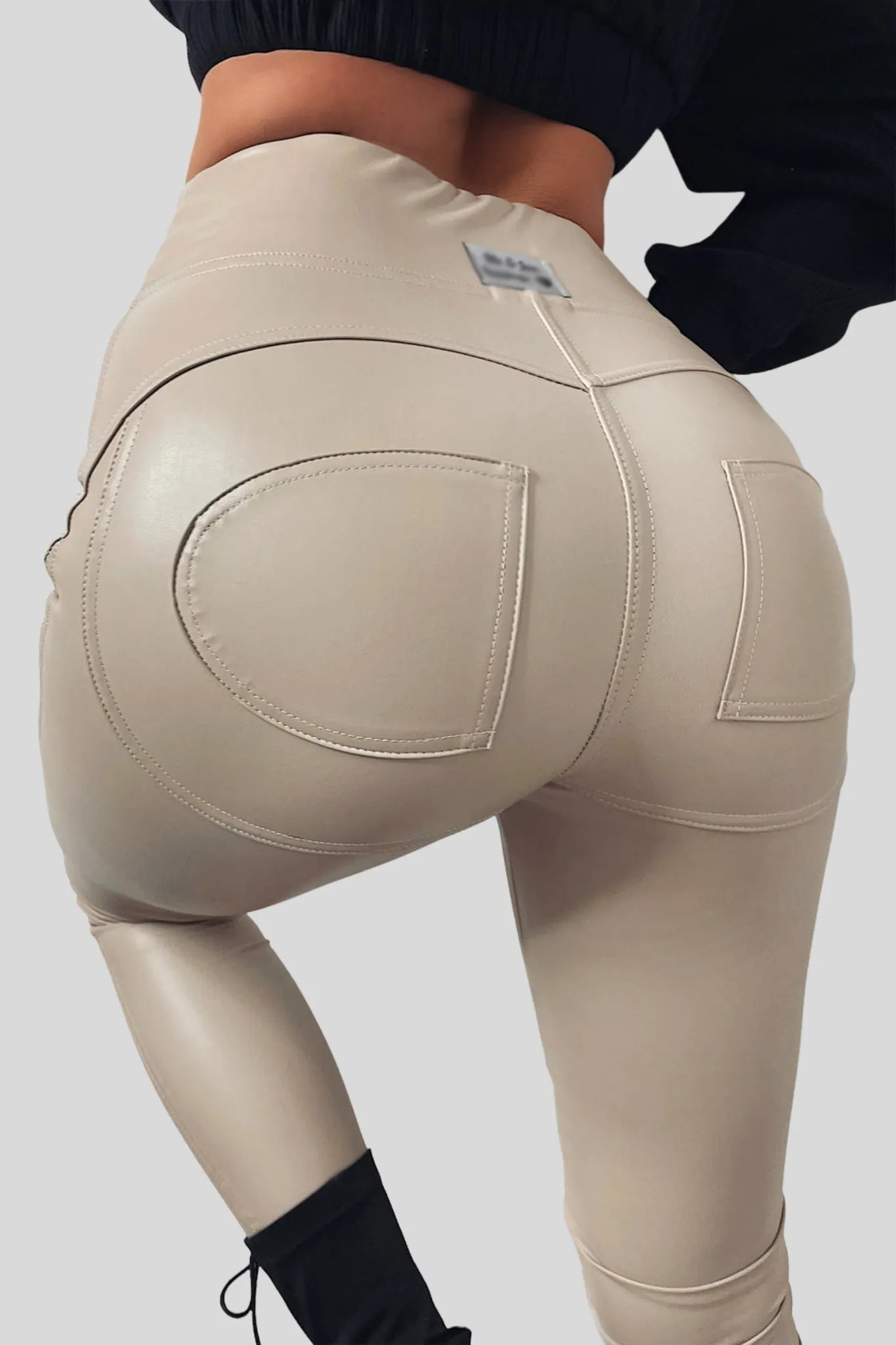 Leggings modellanti push up in ecopelle beige con banda alta e lavorazioni sul retro